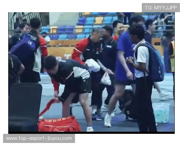 印度投球手太准了,每一球都带威胁,印度球迷 印度投球手太准了,每一球都带威胁,印度球迷